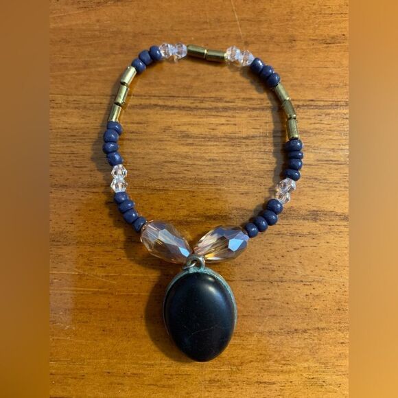Handmade blue beaded stretch bracelet with pendant charm - Picture 1 of 3